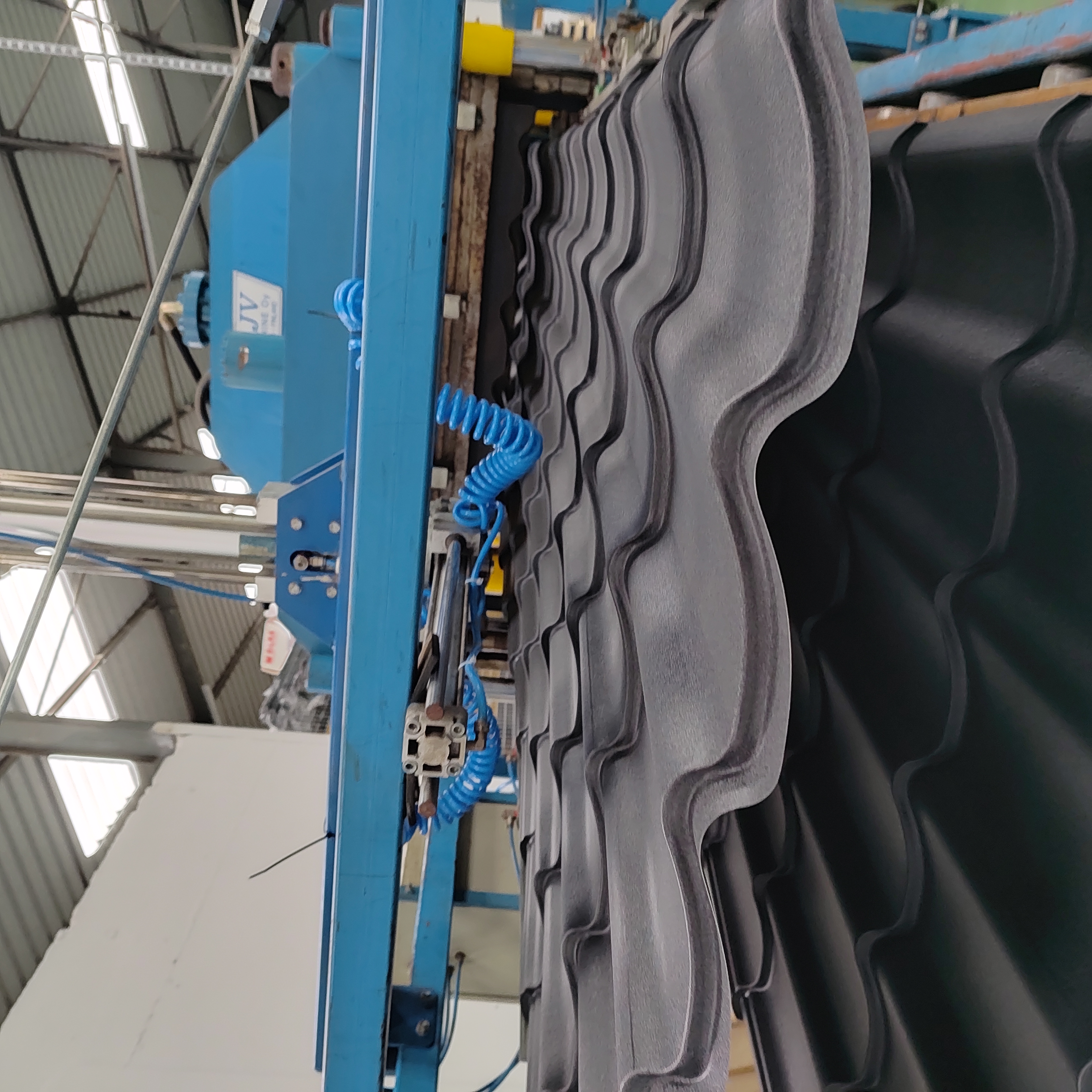 Fabrication de tôles imitation tuile sur mesure dans l'atelier Marin Profils
