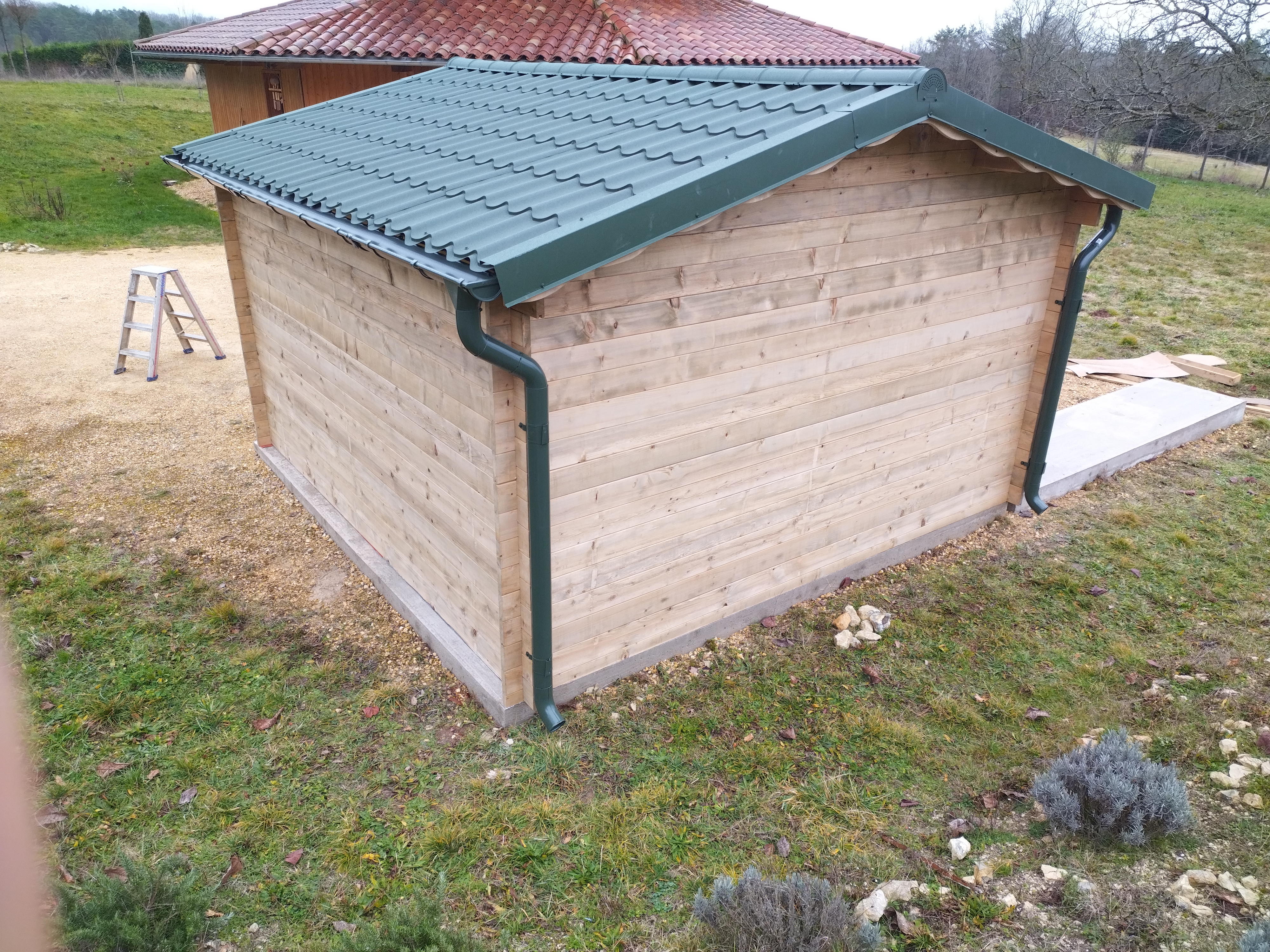 Abri bois avec toiture en tôle imitation tuile RAL 6020