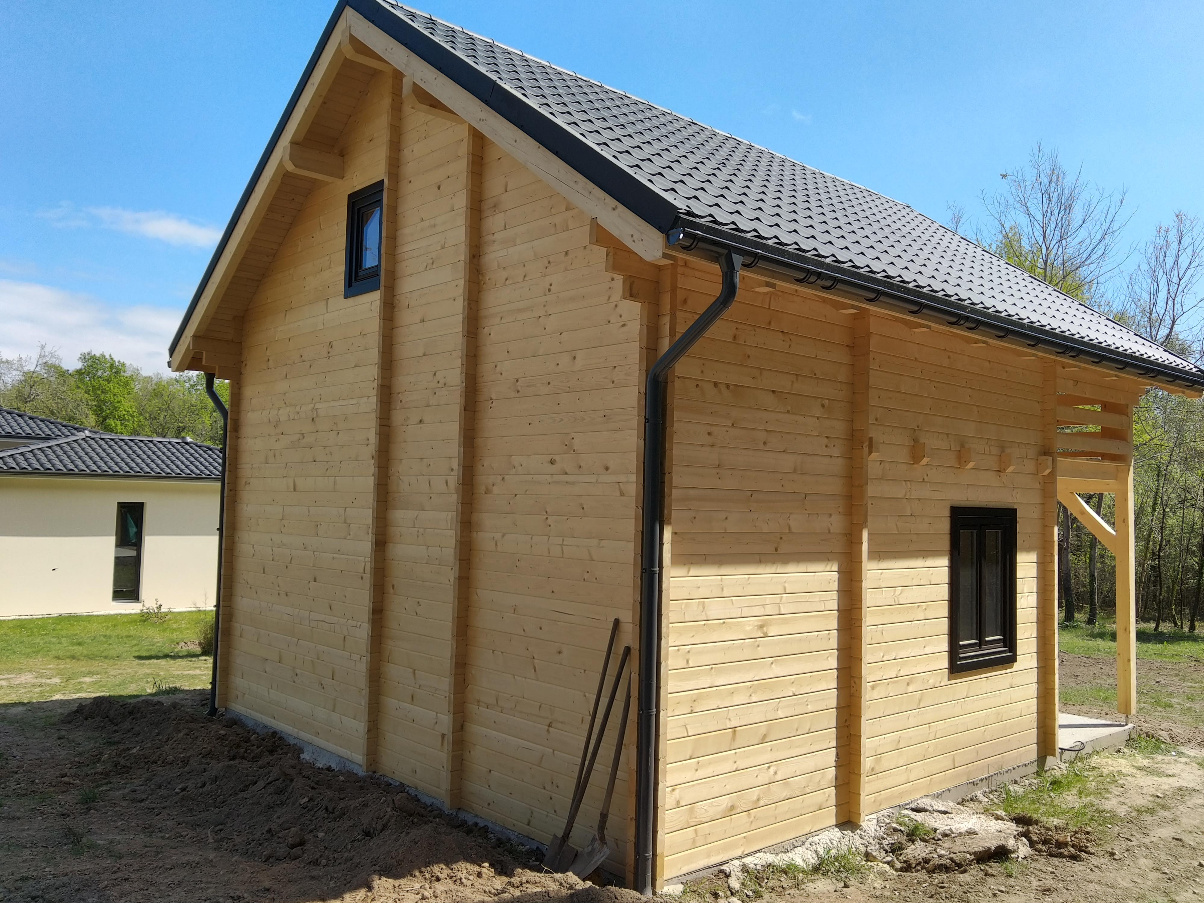 Chalet bois avec toiture en tôle imitation tuile RAL 9005