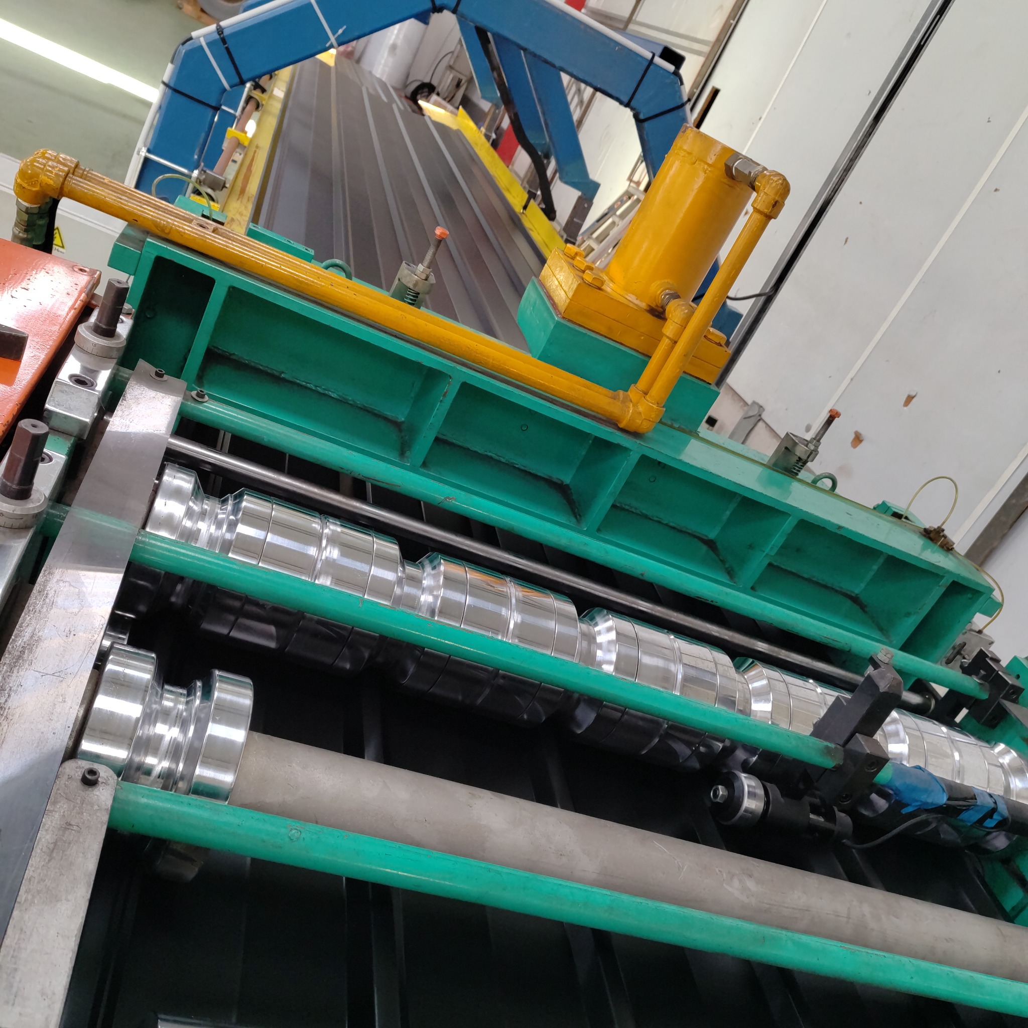 Fabrication de bac acier de couverture sur mesure dans l'atelier Marin Profils
